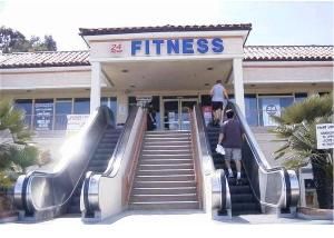 Fitnessstudio mit Rolltreppe